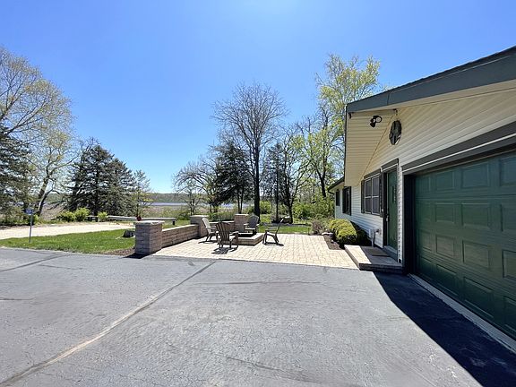 An exceptional location at the end of a short street.