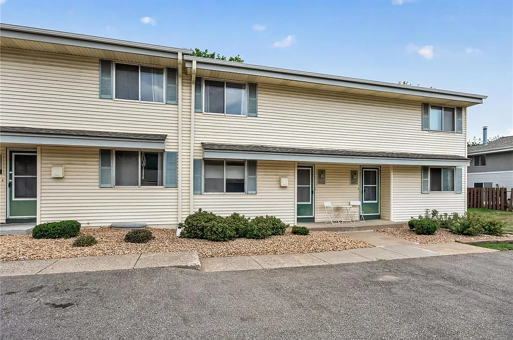 3 bed, 1320 sqft, $1,995 — Photo 1
