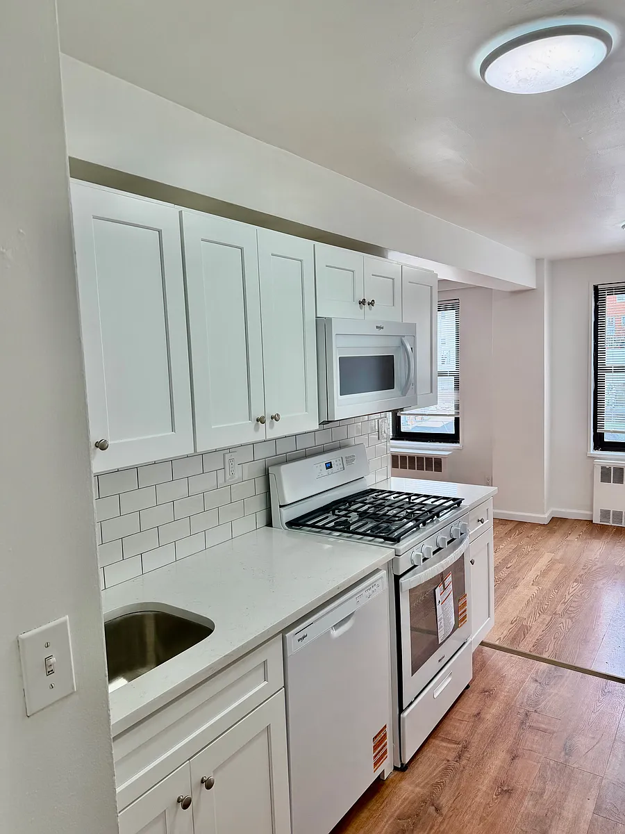 Building Photo - 48 Davis Ave #3K