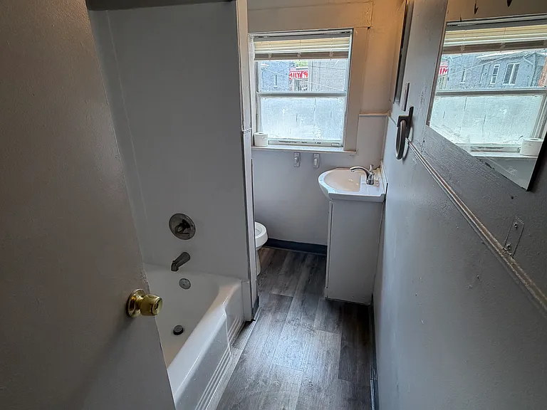 909 Clay St — Photo 6