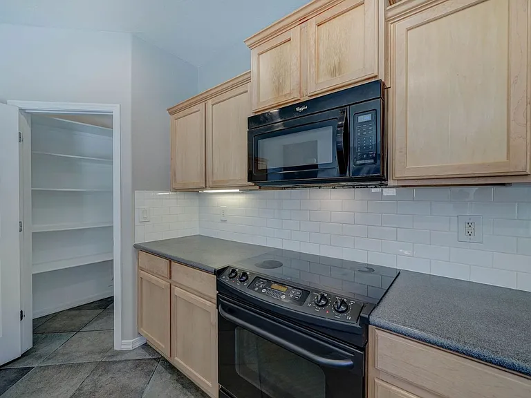 2143 W Marconi Ave — Photo 9