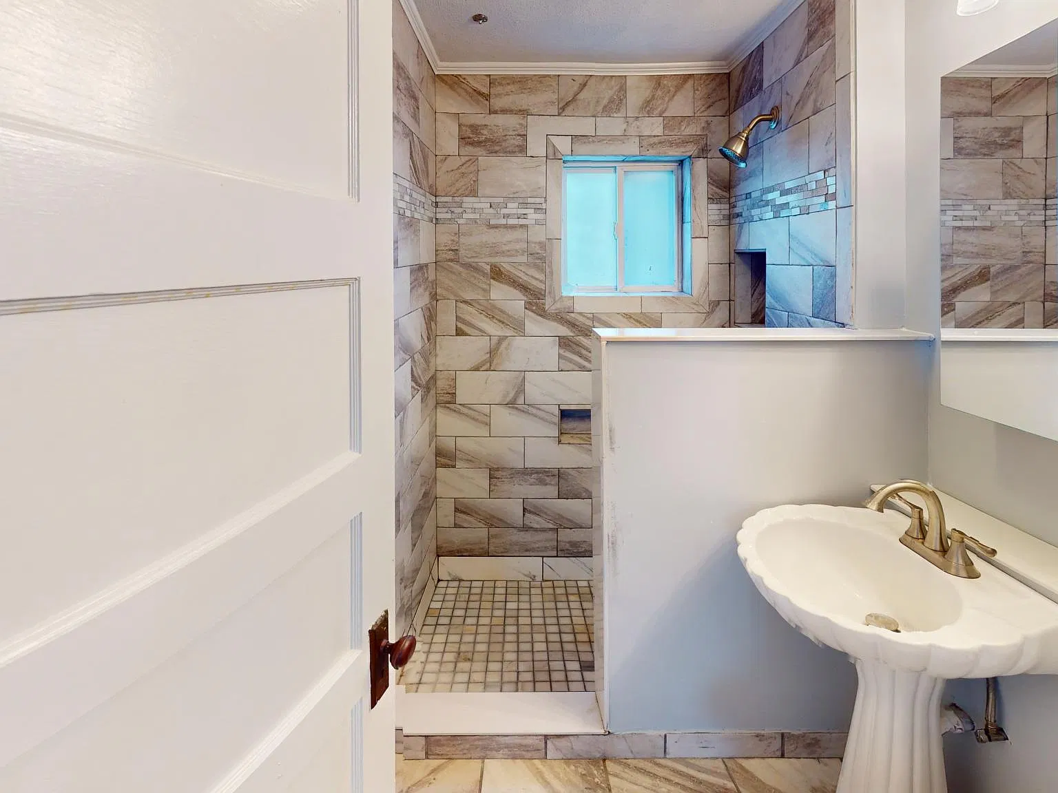 87 Undine Ave — Photo 2