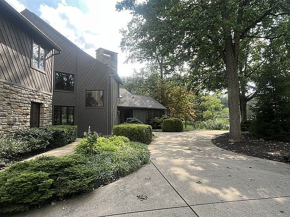 Circular driveway past front