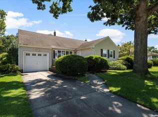 484 Farmranch Rd E, Bethpage, NY 11714