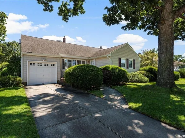 484 Farmranch Road E, Bethpage, NY 11714