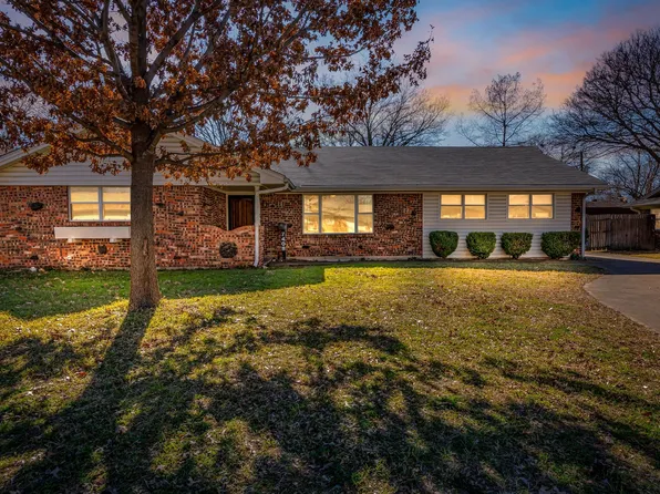 7408 Maple Dr, North Richland Hills, TX 76180