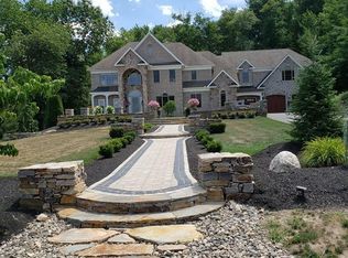 8 Pondview Ln, Southwick, MA 01077