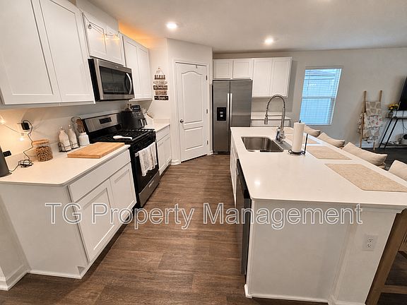 3rd image of 348 Orellana Rd