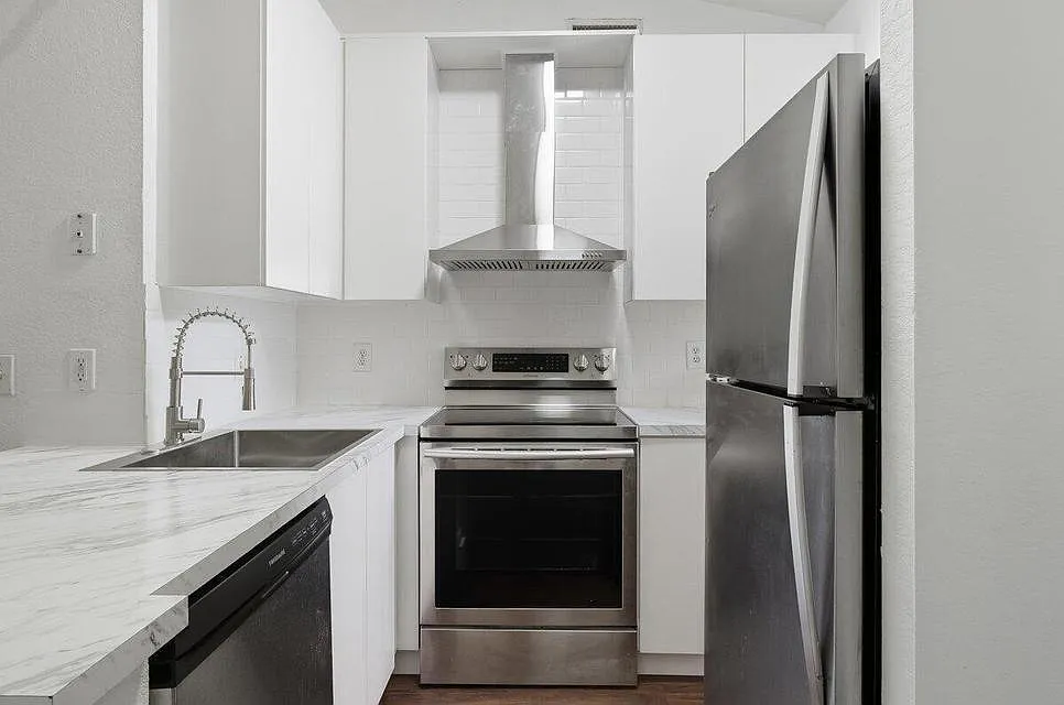 2 bed, 2.0 bath, 26992 sqft, $2,399 — Photo 4