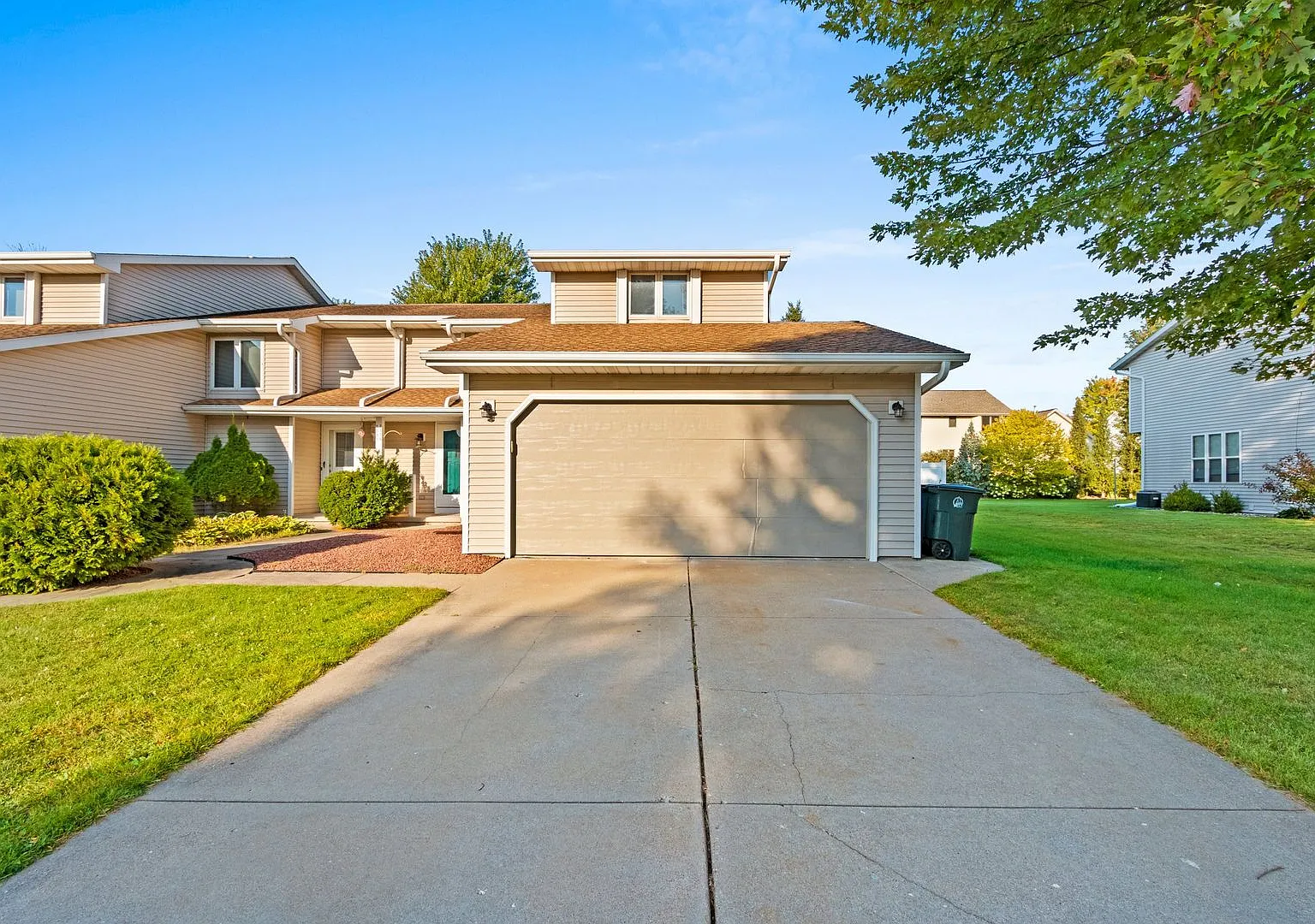 Convenient Ashwaubenon Location! Pets Welcome — Photo 2