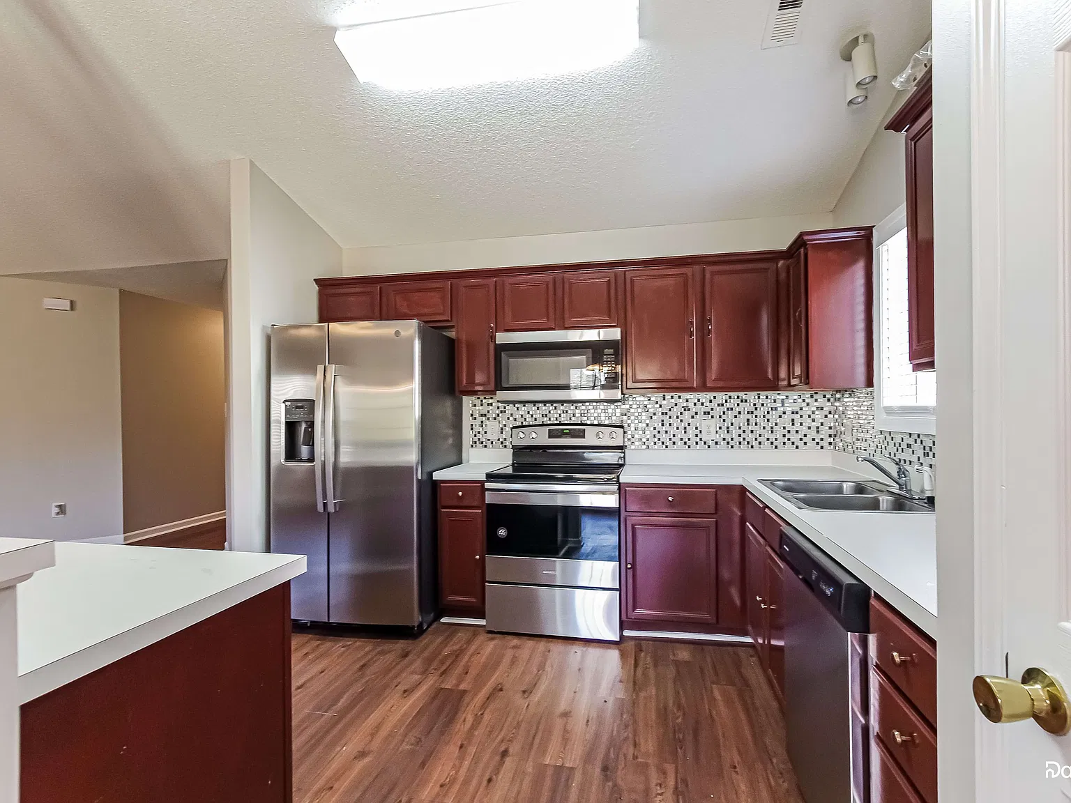 3 bed, 2.0 bath, 1866 sqft, $2,240 — Photo 3