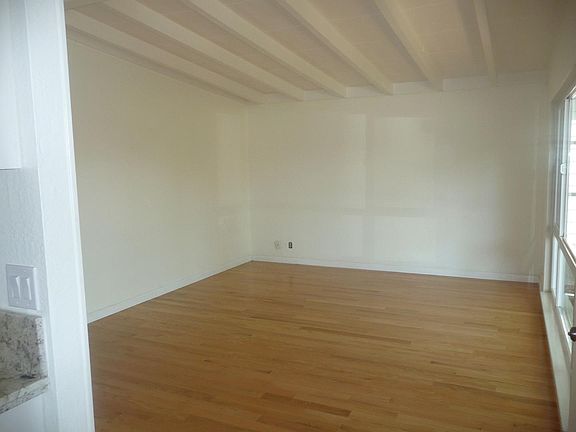 4th image of 1570 Cabrillo Ave
