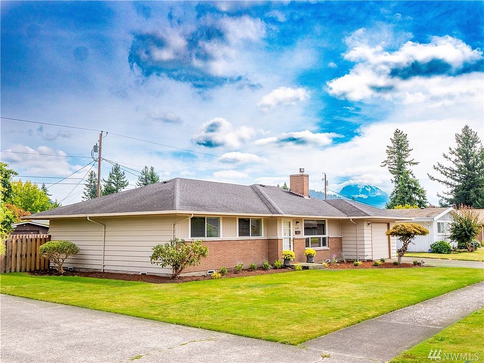 Front of home with Mt Rainier in the back drop