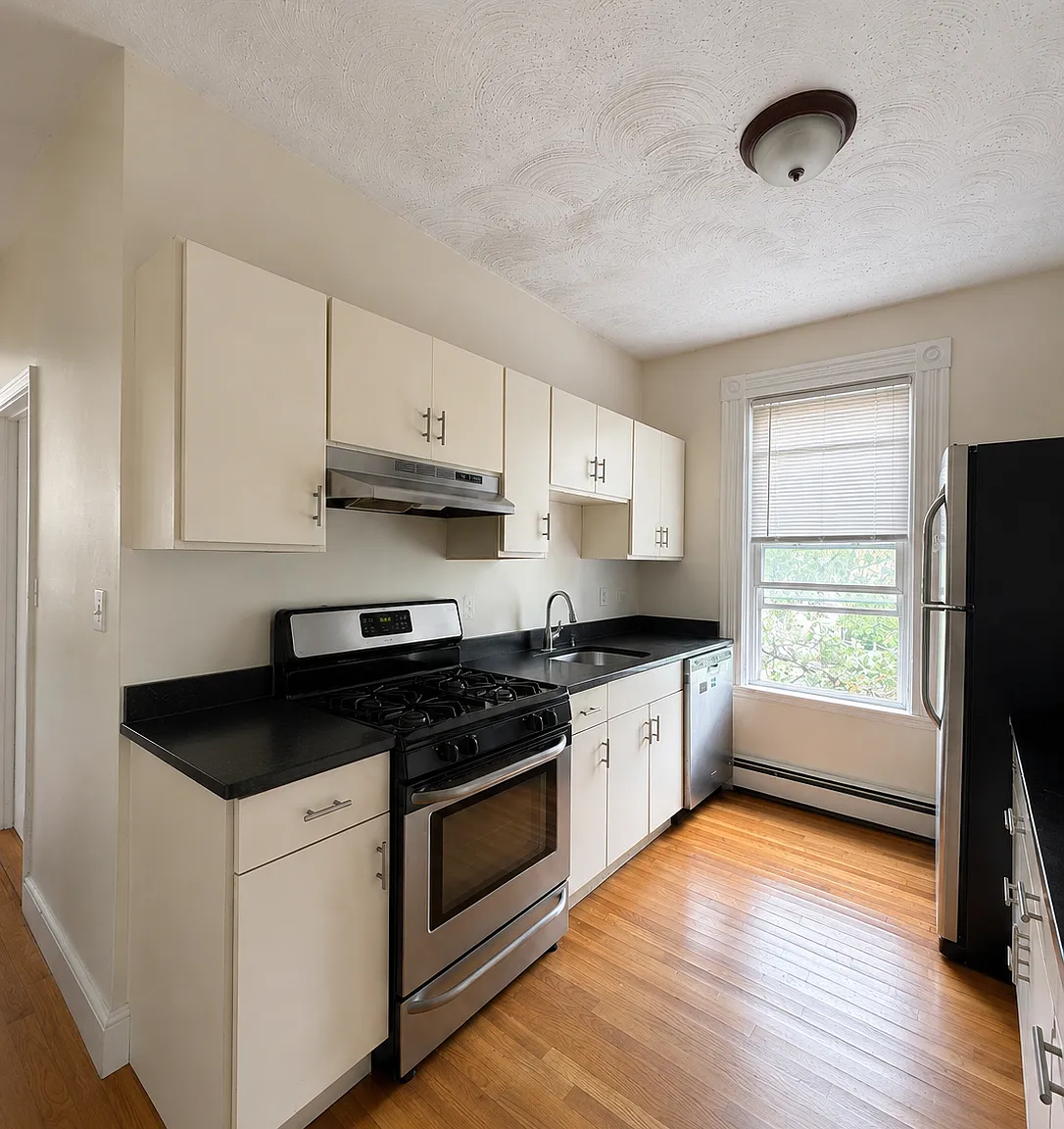 4 bed, $4,200 — Photo 2
