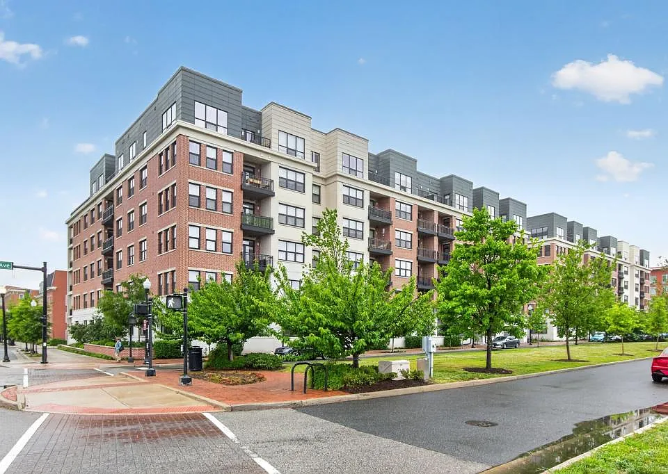 737 Swann Ave #310