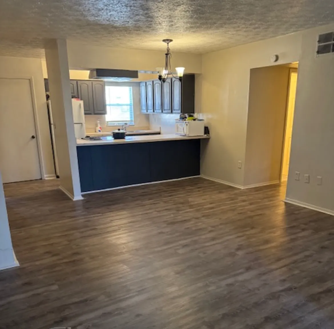 3 bed, 1039 sqft, $1,300 — Photo 2