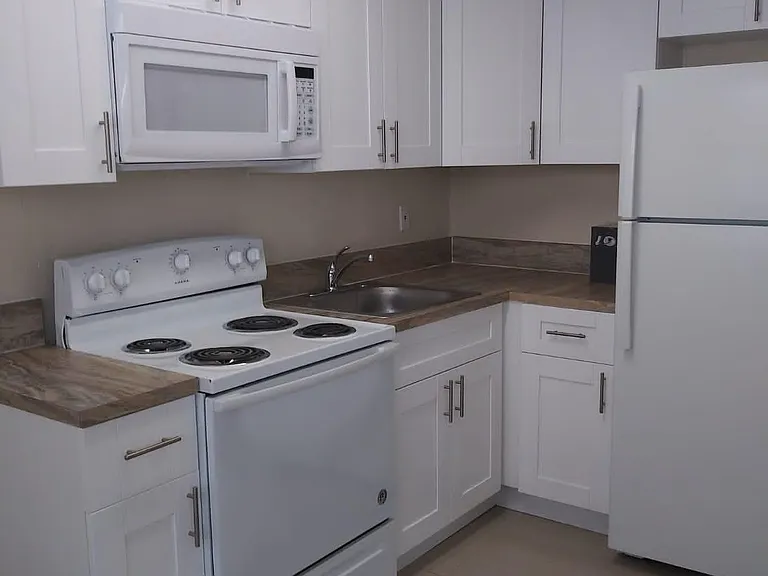 2030 SW 4th St #6 — Photo 2