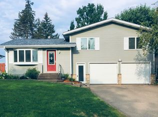 2402 Imperial Oaks Dr, Muscatine, IA 52761