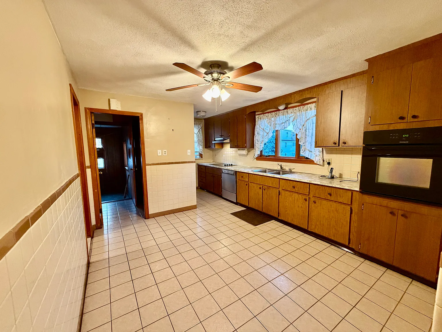 2 bed, 1300 sqft, $2,600 — Photo 4