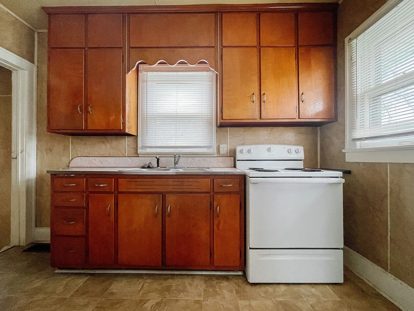 For Rent: 1317 W Memorial Dr! Pet Friendly with Fenced in back yard 2 Bedroom 1 Bath in the heart... — Photo 4