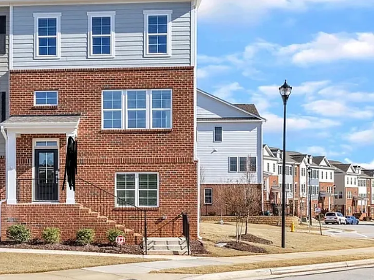 121 Gateway Townes Blvd — Photo 3