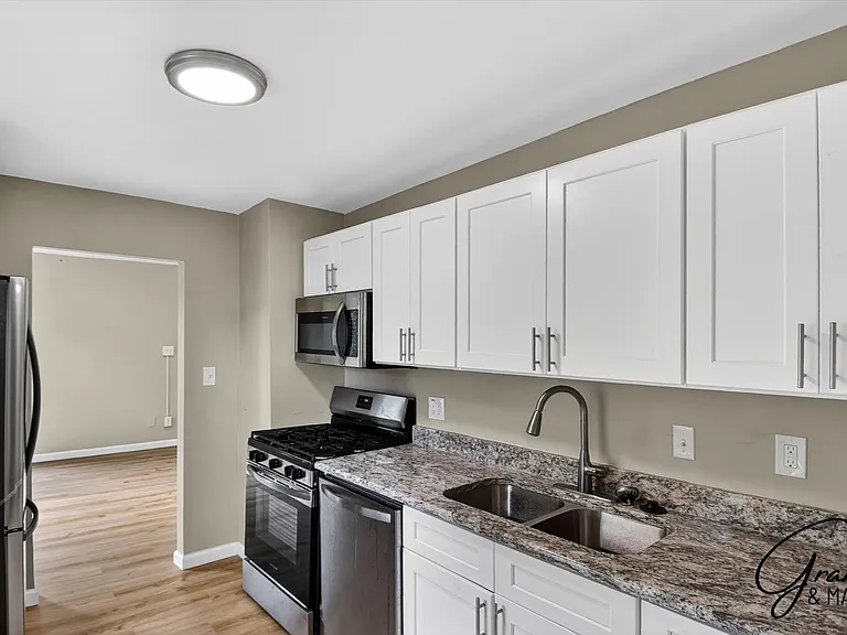 11319 Chalmers Ave — Photo 8