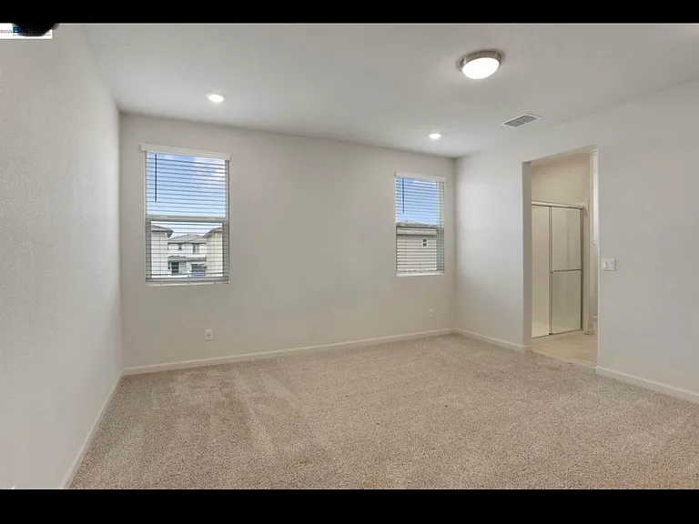 2260 Shoreline Dr — Photo 7