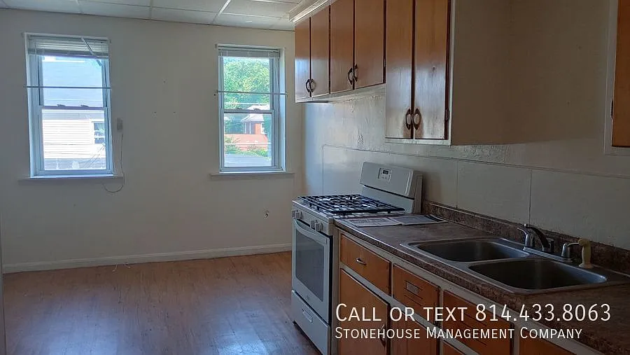 3 bed, 1.0 bath, 900 sqft, $900 — Photo 2