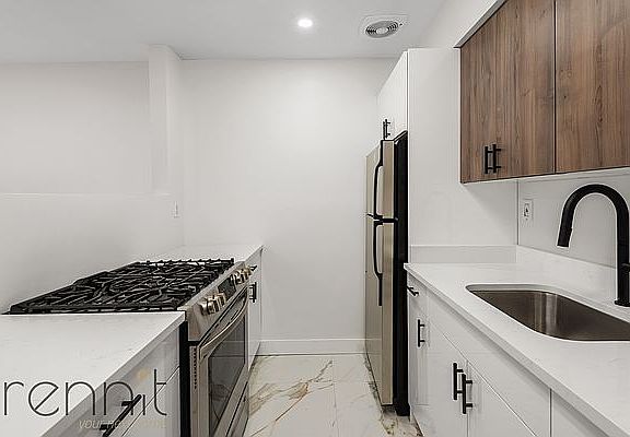 3rd image of 718 De Kalb Ave #1