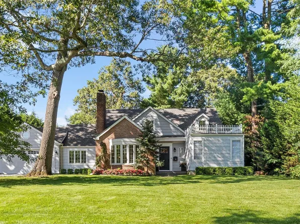 25 Thornwood Lane, East Hills, NY 11577