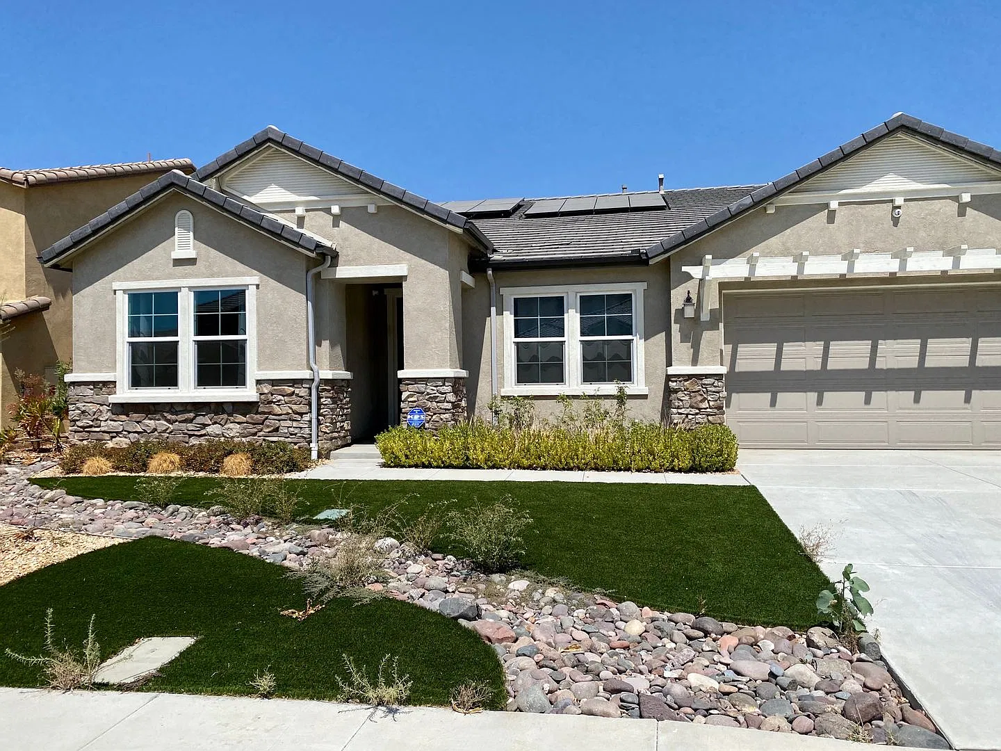 Beautiful newer 4 bedroom one story home in Riverside — Photo 1