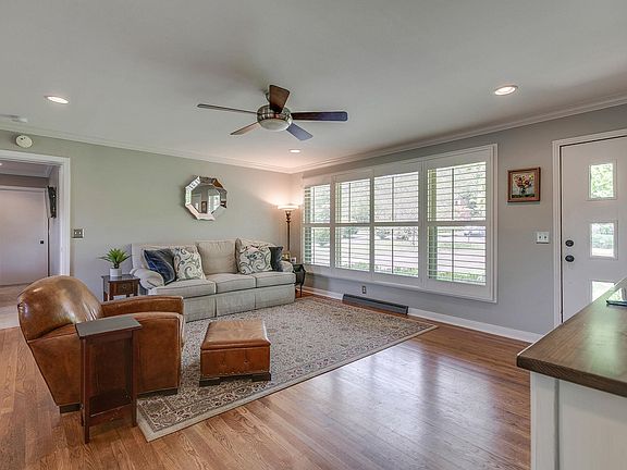 4th image of 475 Manley Dr