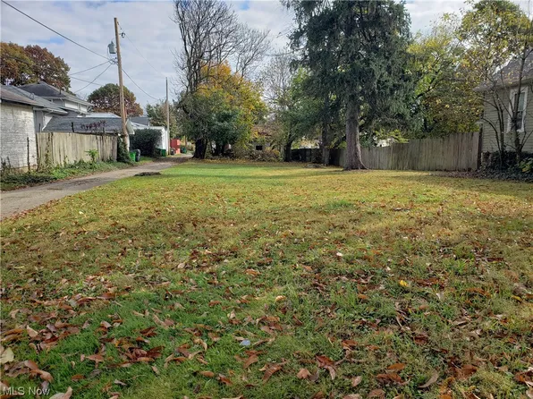 512 N 8th St, Coshocton, OH 43812