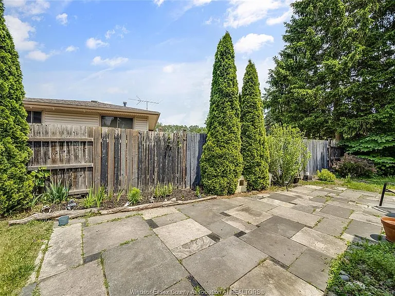 7105 Isabelle Ct — Photo 30