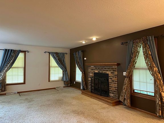 3rd image of 102 Hidden Valley Ct