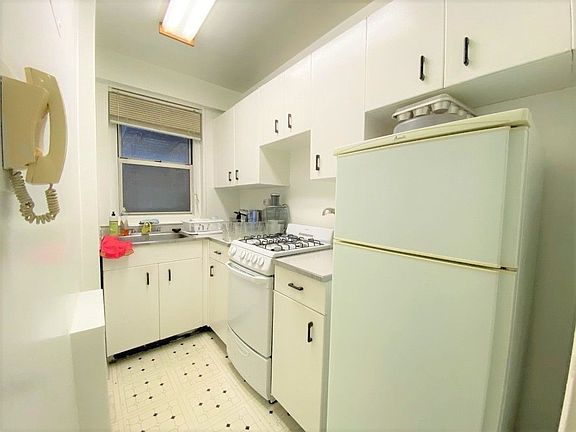 4th image of 404 E 66th St APT 5R