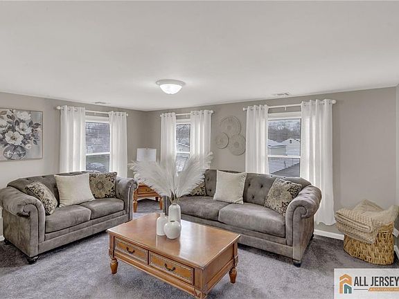 4th image of 81 E Lincoln Ave