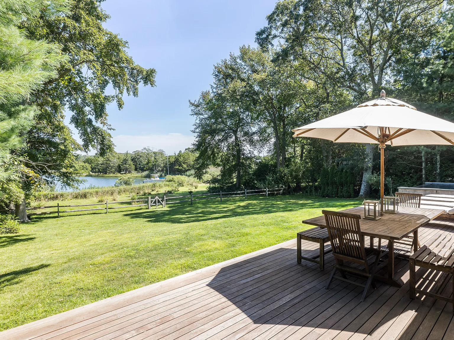 Chic Waterfront Retreat in Hampton Waters — Photo 3