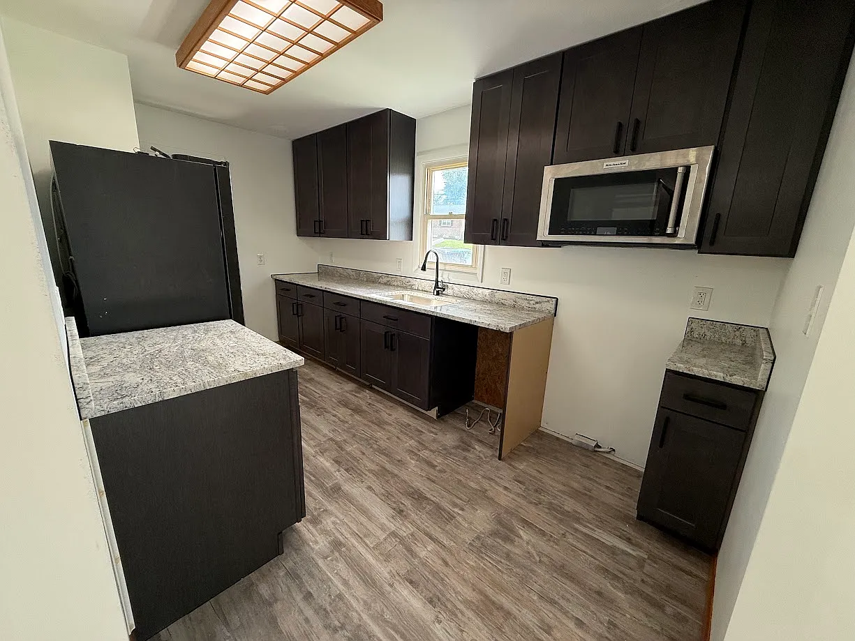 5 bed, 2320 sqft, $2,700 — Photo 3