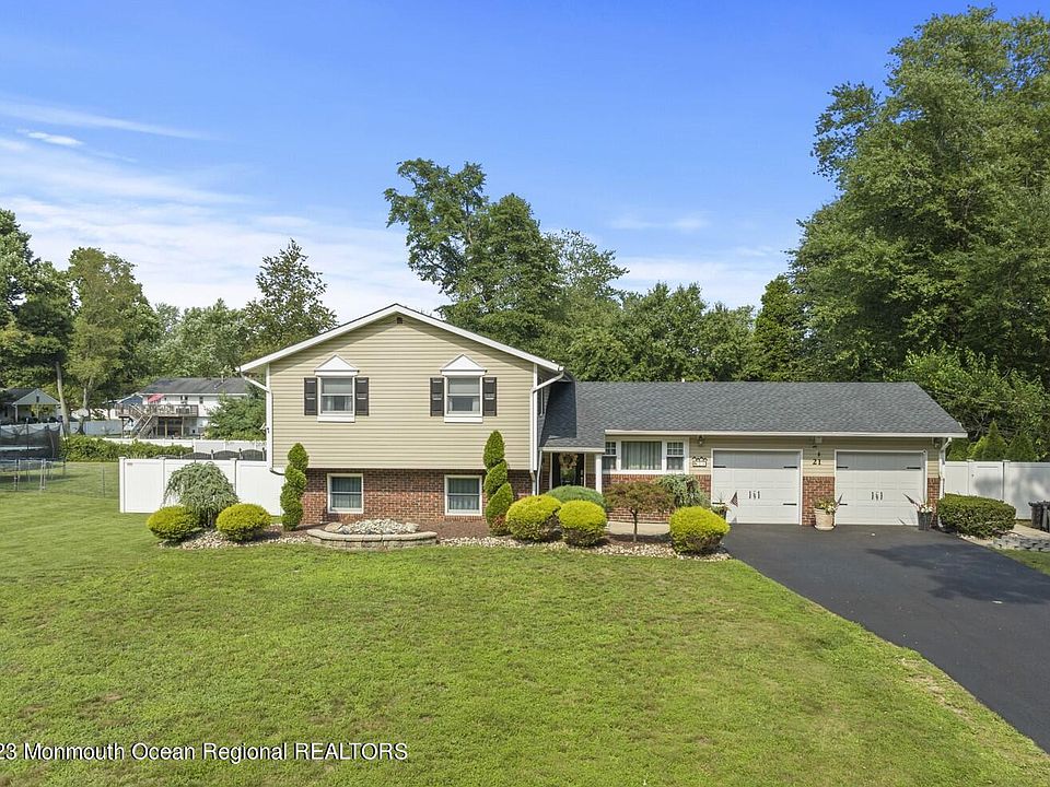 1st image of 21 Tamarack Drive