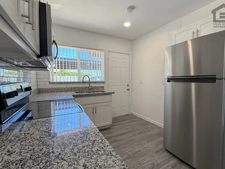 1346 E Willetta St — Photo 18