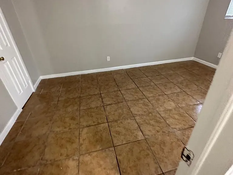 2851 Sophia St — Photo 36