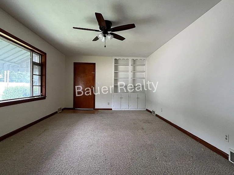 1003-1005 Masters Ave — Photo 9