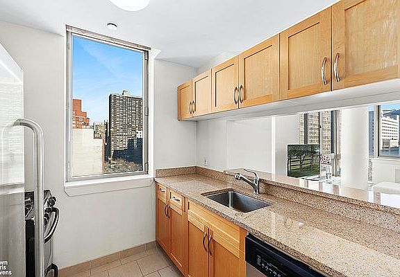 4th image of 250 E 30th St APT 9B
