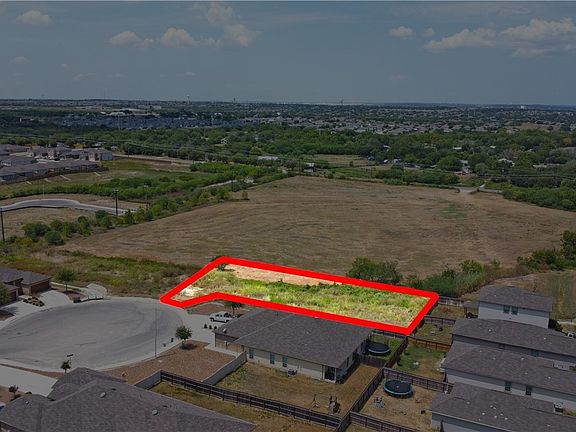 4th image of 2 Stacy Ln