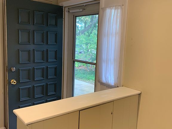 Entrance w/ a cabinet