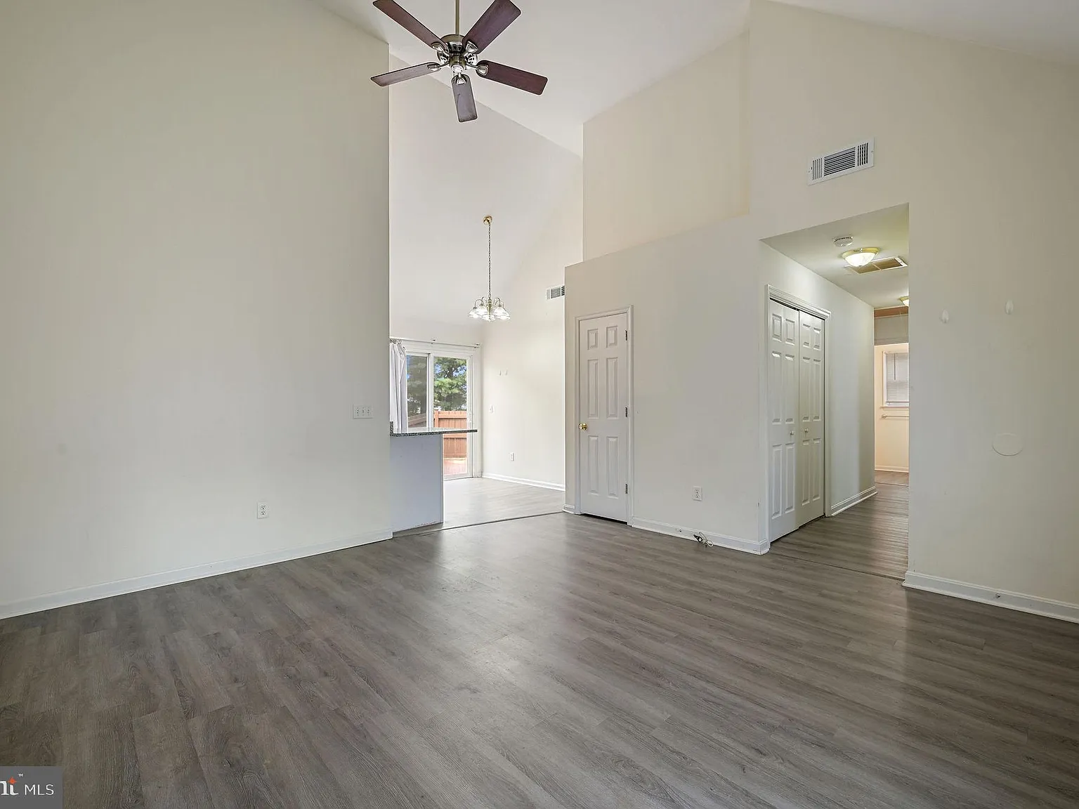 3 bed, 2.0 bath, 996 sqft, $1,950 — Photo 1