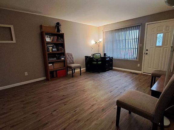 3rd image of 122 Fairlane Dr