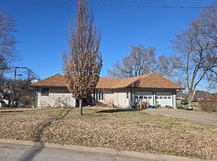 1201 E Brookside Ln, Ottawa, KS 66067