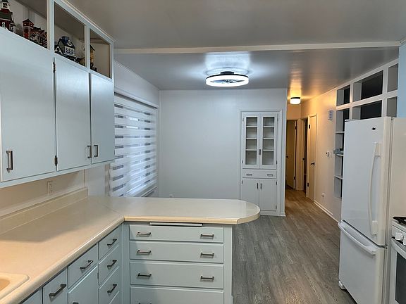 5th image of 402 W South St